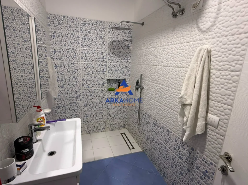 Tirane, jepet me qera apartament 1+1+Ballkon Kati 6, 74 m² 536 € 