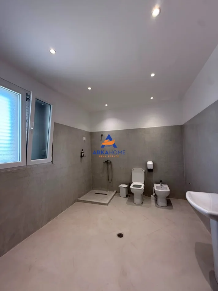 Durres, shitet Vile 3+1+Ballkon Kati 2, 390 m² 400.000 € (LIQENI RUBJEKES)