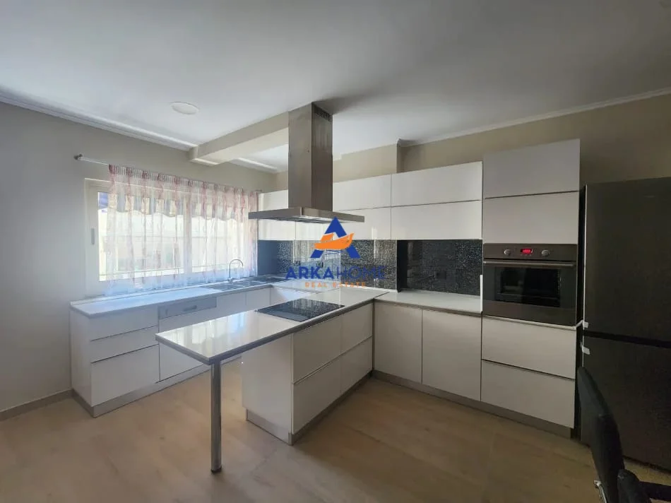 Tirane, jepet me qera apartament 2+1+Ballkon Kati 4, 110 m² 862 € (KOMUNA PARISIT)