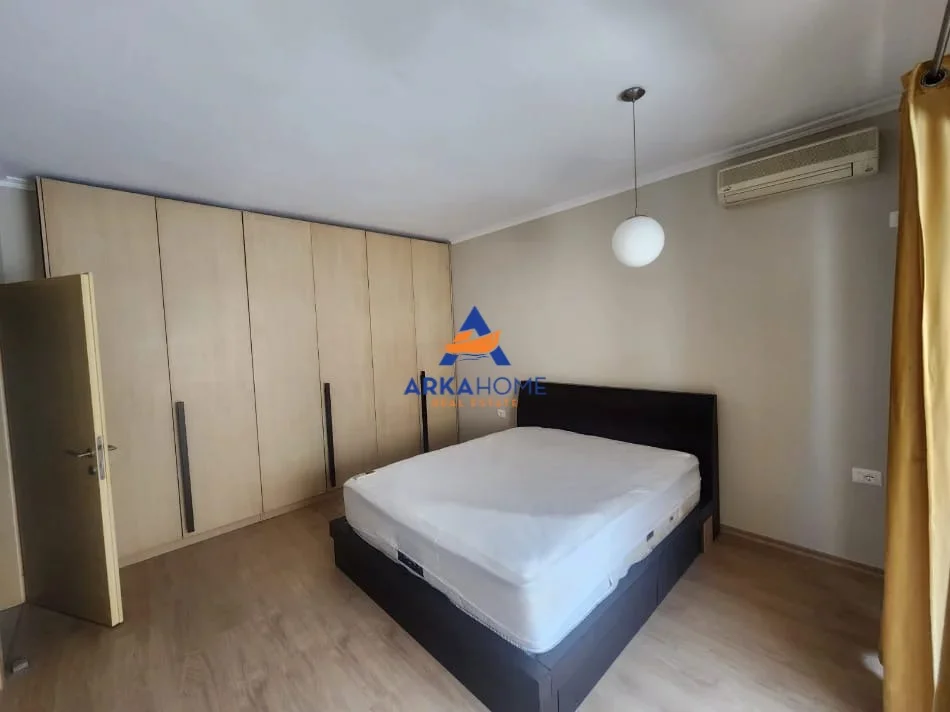 Tirane, jepet me qera apartament 2+1+Ballkon Kati 4, 110 m² 862 € (KOMUNA PARISIT)