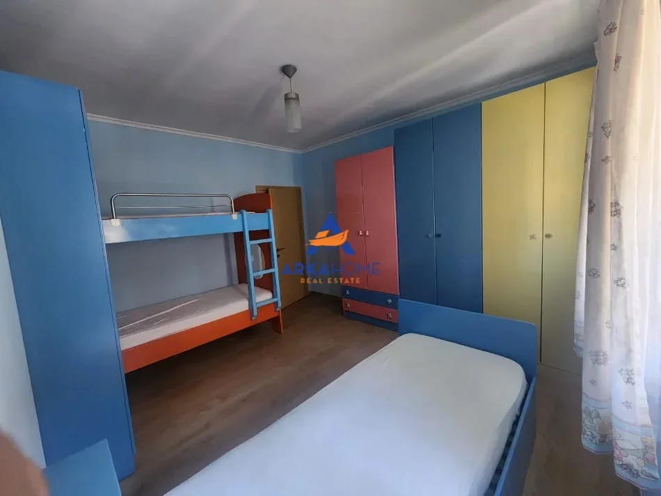 Tirane, jepet me qera apartament 2+1+Ballkon Kati 4, 110 m² 862 € (KOMUNA PARISIT)