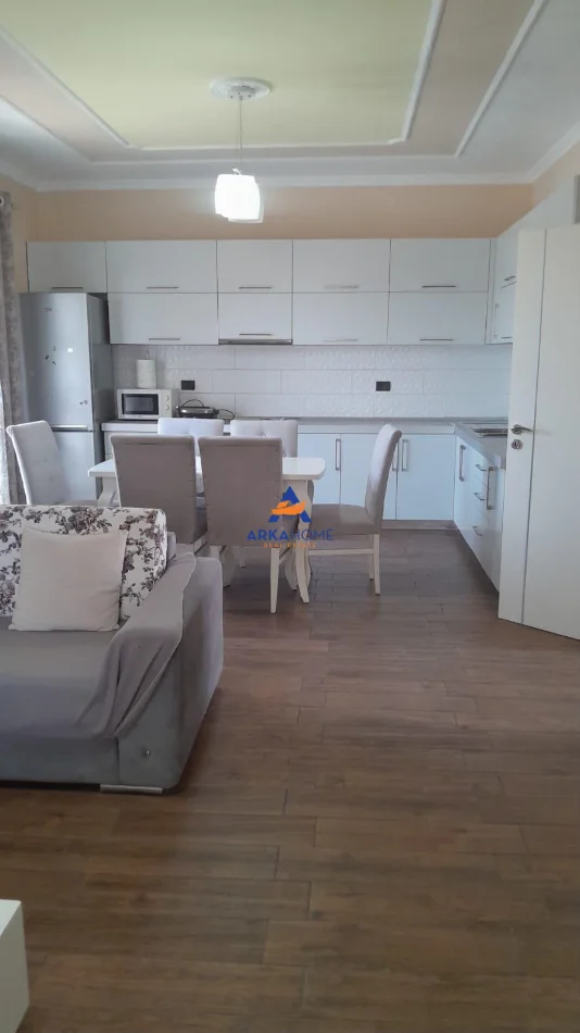 Tirane, jepet me qera apartament 2+1+Ballkon Kati 4, 150 m² 648 € 