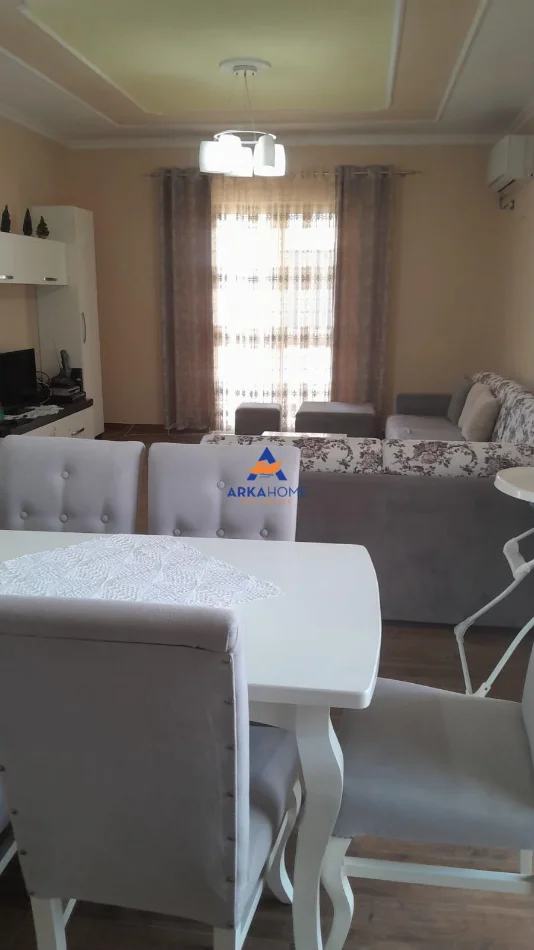 Tirane, jepet me qera apartament 2+1+Ballkon Kati 4, 150 m² 648 € 