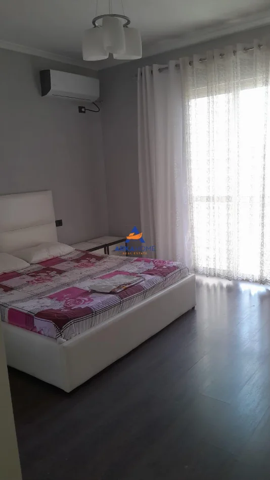 Tirane, jepet me qera apartament 2+1+Ballkon Kati 4, 150 m² 648 € 