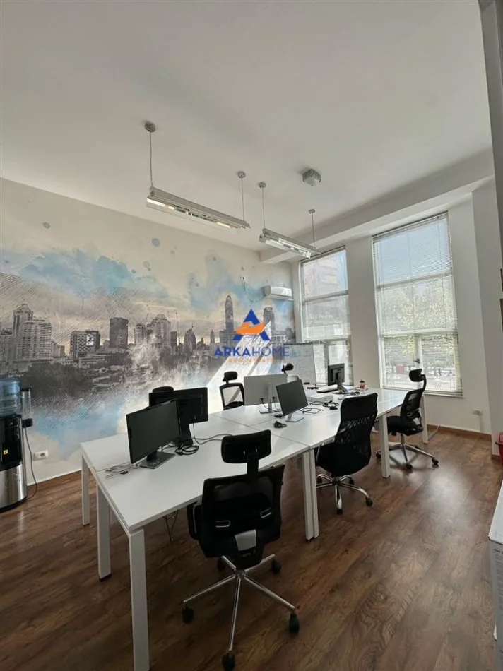 Tirane, jepet me qera ambjent biznesi Kati 1, 180 m² (BLLOK)