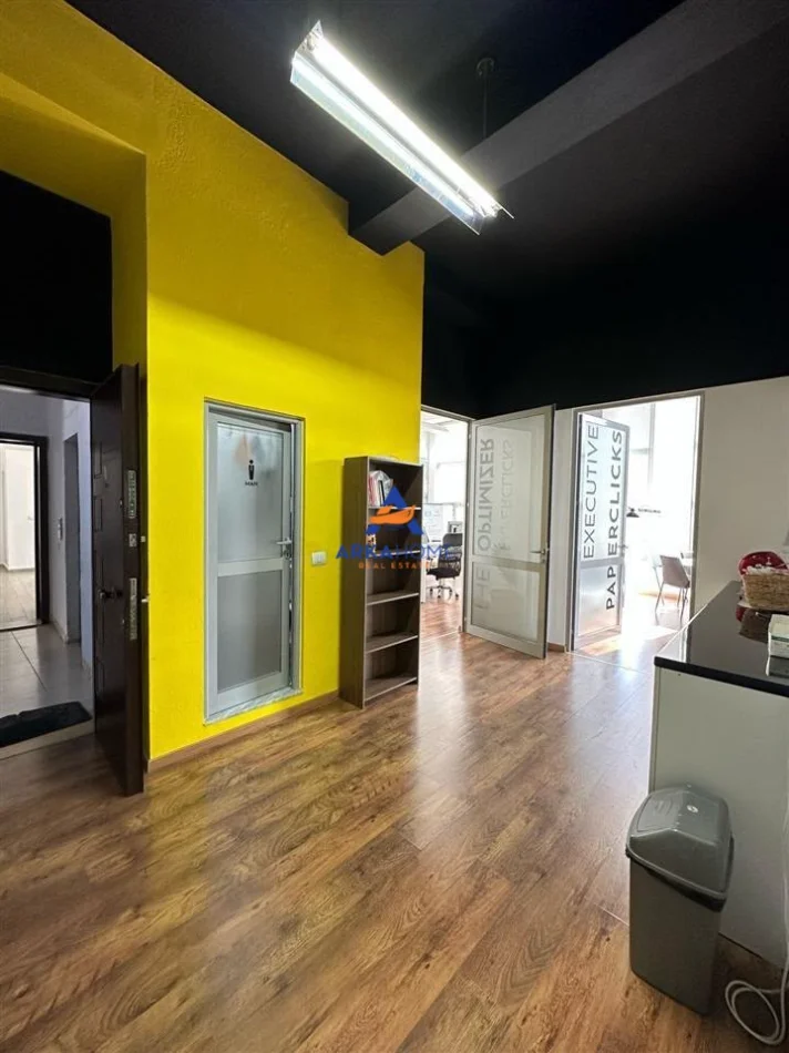 Tirane, jepet me qera ambjent biznesi Kati 1, 180 m² (BLLOK)