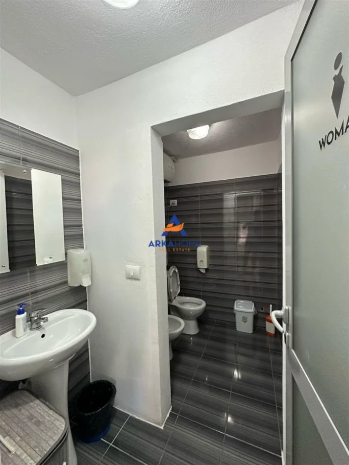 Tirane, jepet me qera ambjent biznesi Kati 1, 180 m² (BLLOK)
