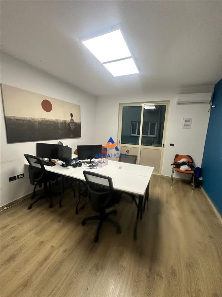 Tirane, jepet me qera ambjent biznesi Kati 2, 140 m² 2.702 € (BLLOK)