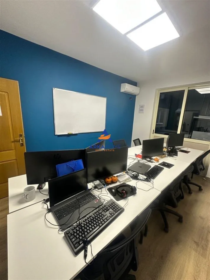 Tirane, jepet me qera ambjent biznesi Kati 2, 140 m² 2.702 € (BLLOK)