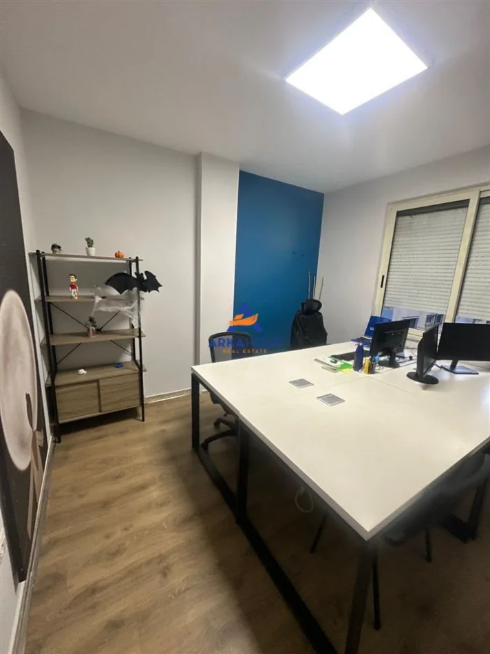 Tirane, jepet me qera ambjent biznesi Kati 2, 140 m² 2.702 € (BLLOK)