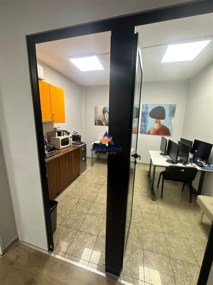 Tirane, jepet me qera ambjent biznesi Kati 2, 140 m² 2.702 € (BLLOK)