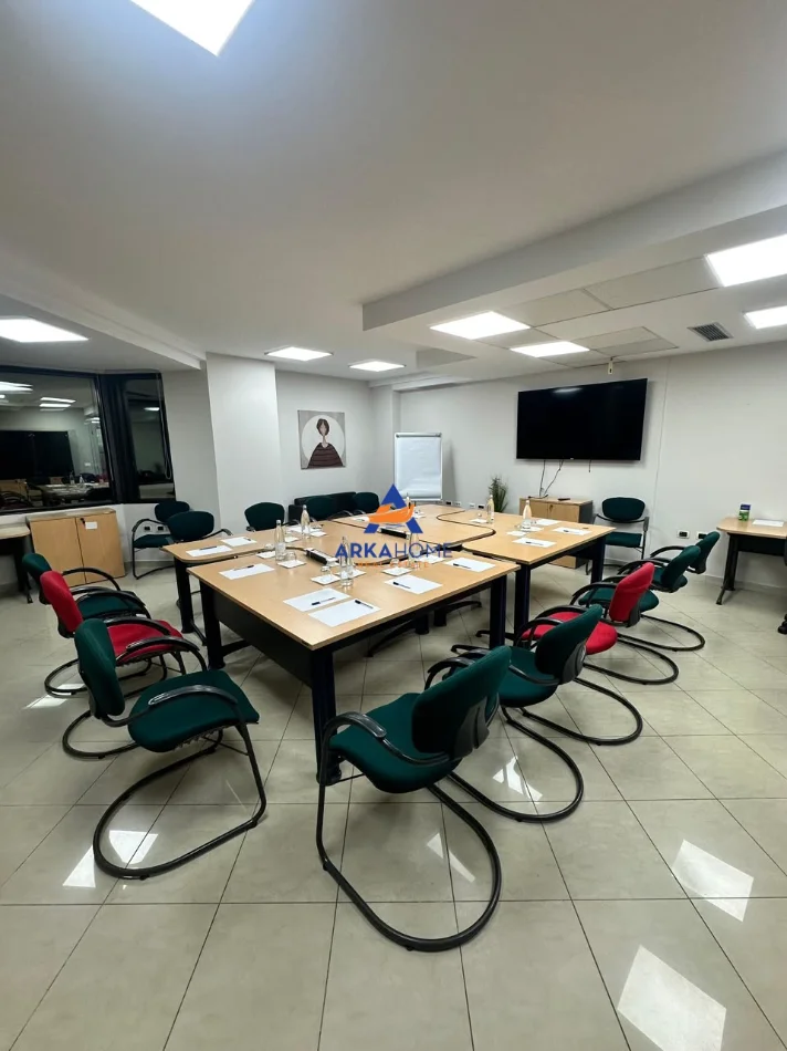 Tirane, jepet me qera zyre Kati 10, 450 m² 17.297 € (BLLOK)