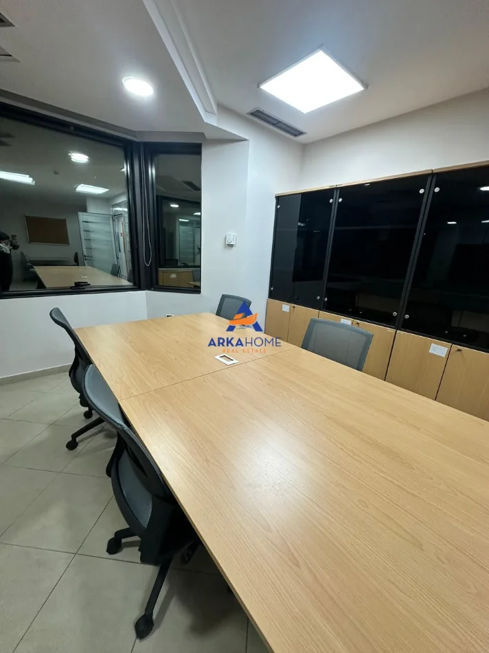 Tirane, jepet me qera zyre Kati 10, 450 m² 17.297 € (BLLOK)