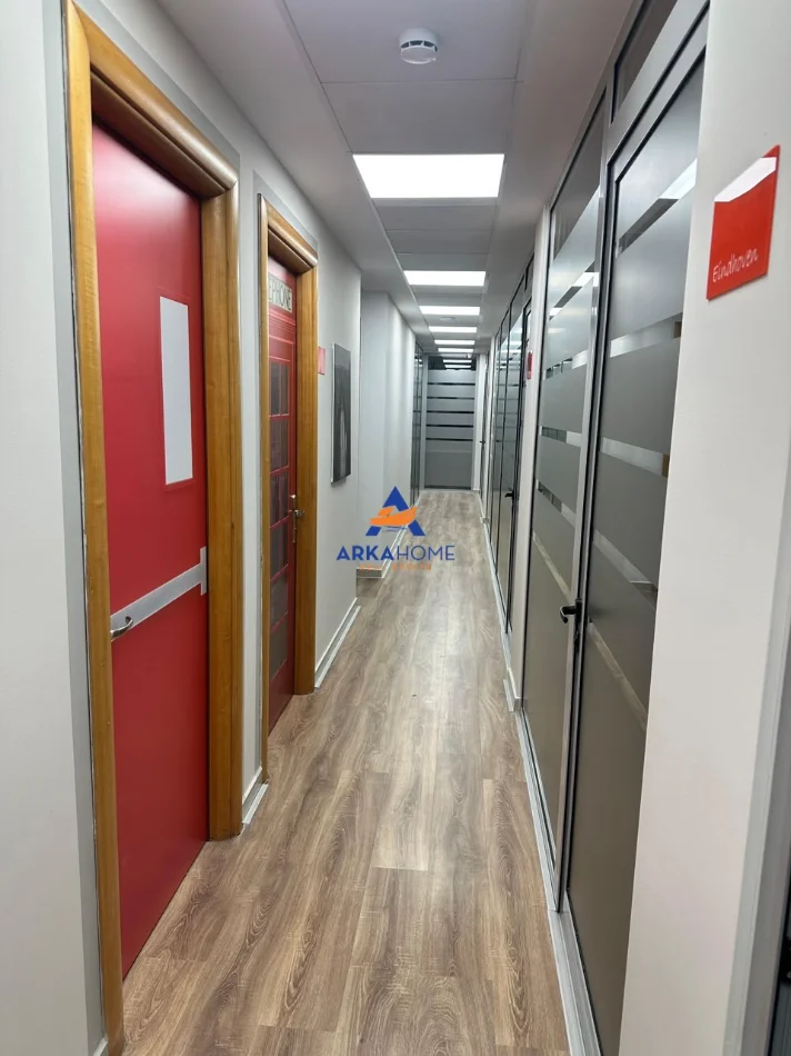 Tirane, jepet me qera zyre Kati 10, 450 m² 17.297 € (BLLOK)