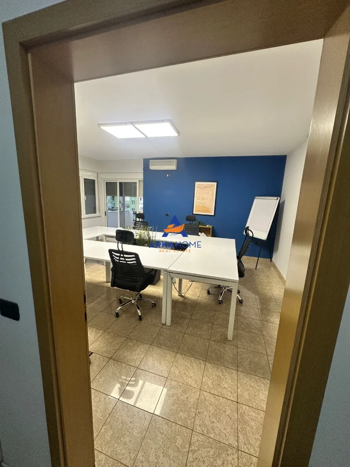 Tirane, jepet me qera zyre Kati 4, 65 m² 1.729 € (PJETER BOGDANI)