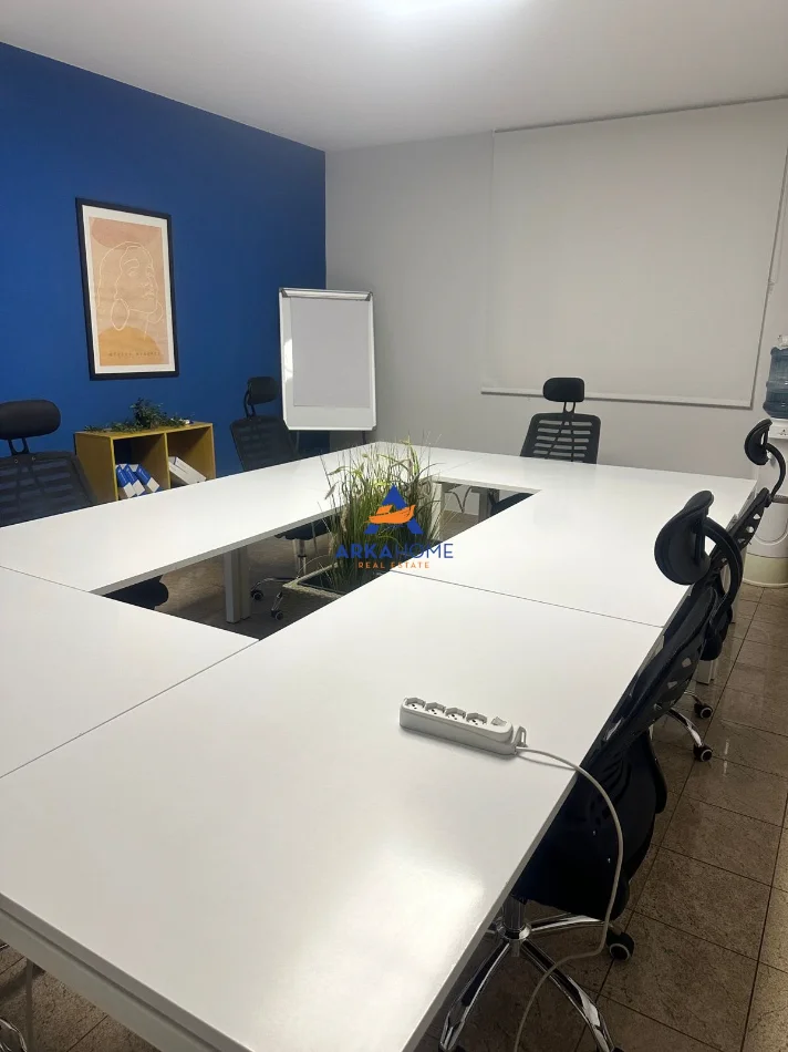 Tirane, jepet me qera zyre Kati 4, 65 m² 1.729 € (PJETER BOGDANI)