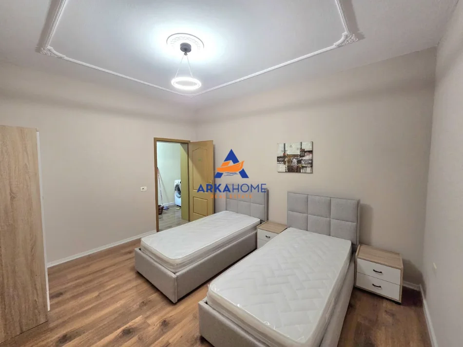 Tirane, jepet me qera apartament 3+1+Ballkon Kati 2, 169 m² 864 € (ISH FUSHA AVIACIONIT)