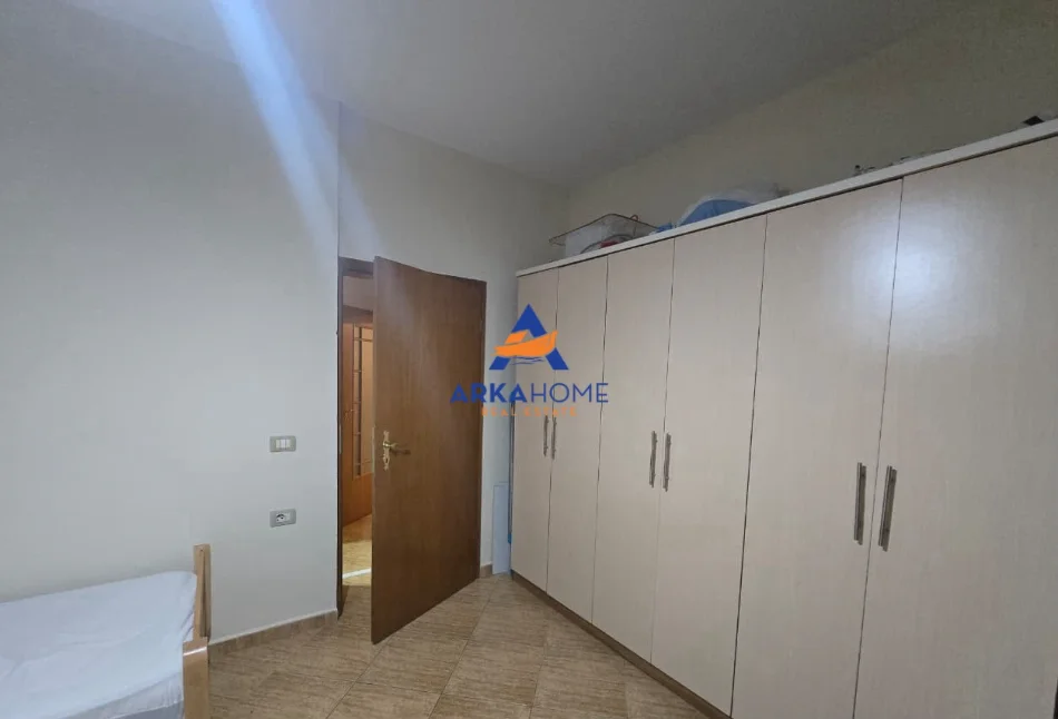 Tirane, jepet me qera apartament 3+1+Ballkon Kati 2, 169 m² 864 € (ISH FUSHA AVIACIONIT)