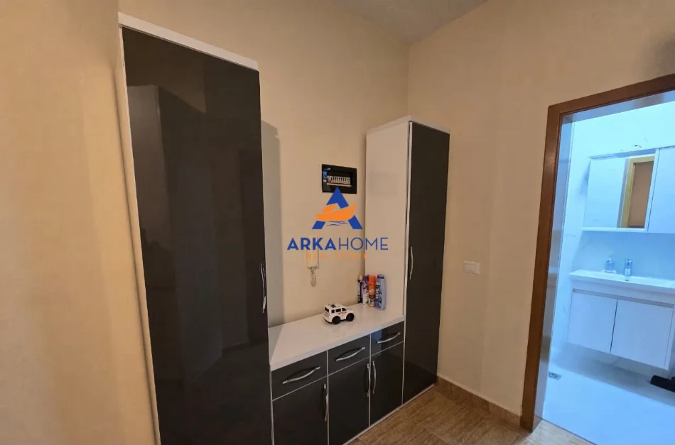 Tirane, jepet me qera apartament 2+1+Ballkon , 105 m² 800 € (RRUGA E KOSOVAREVE)