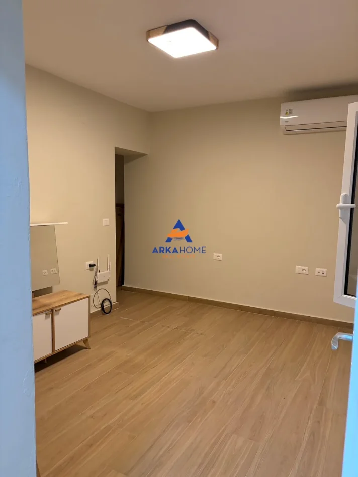 Tirane, jepet me qera zyre Kati 0, 50 m² 594 € (SHESHI WILSON)