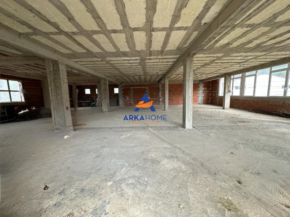 Tirane, jepet me qera magazine Kati 0, 500 m² 1.500 € (BERZHITE)