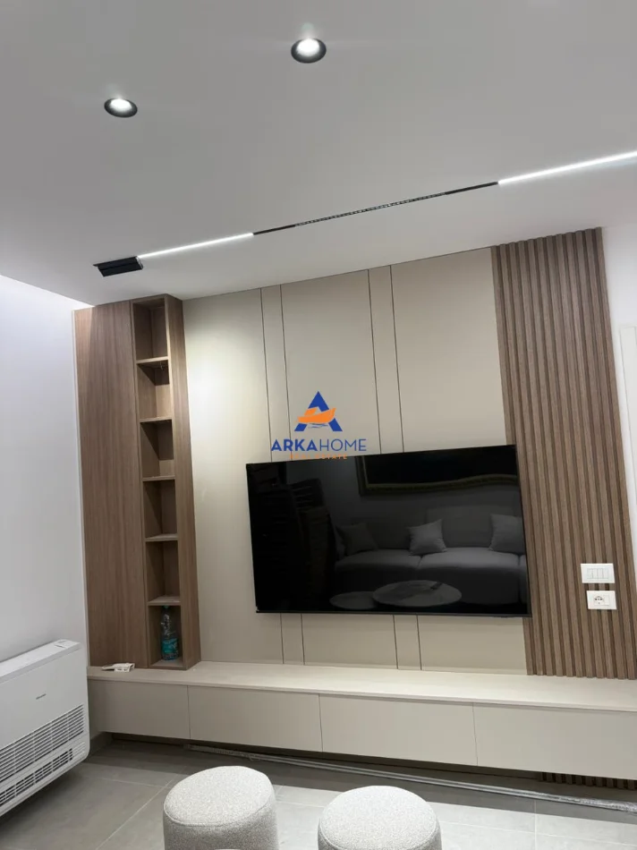 Tirane, jepet me qera 1+1 Kati 3, 70 m² 756 € (UNAZA RE)
