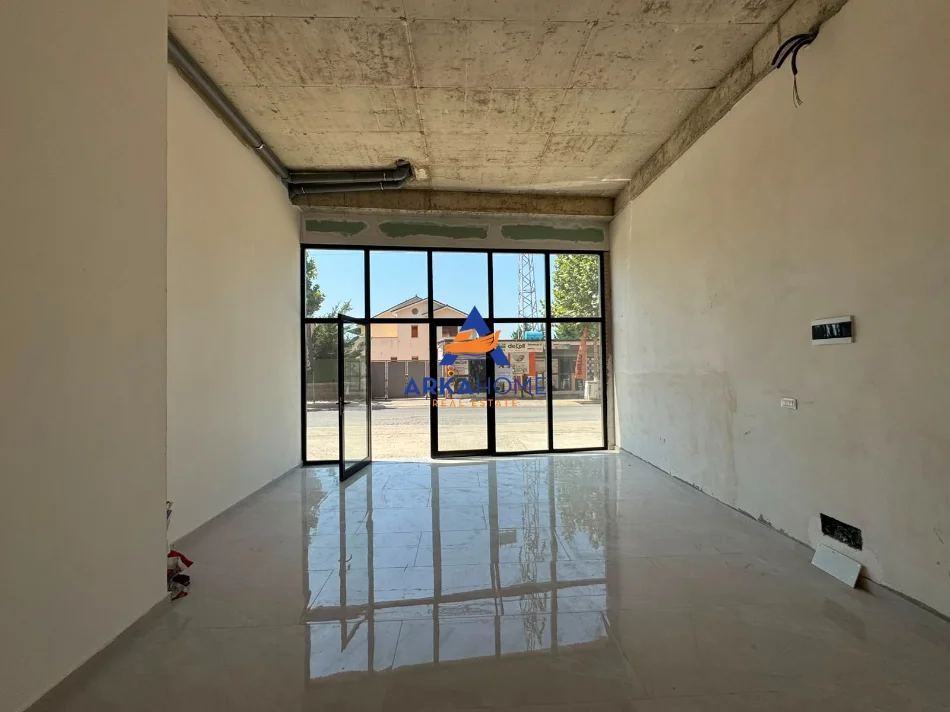 Tirane, jepet me qera ambjent biznesi Kati 0, 75 m² 864 € (PASKUQAN)