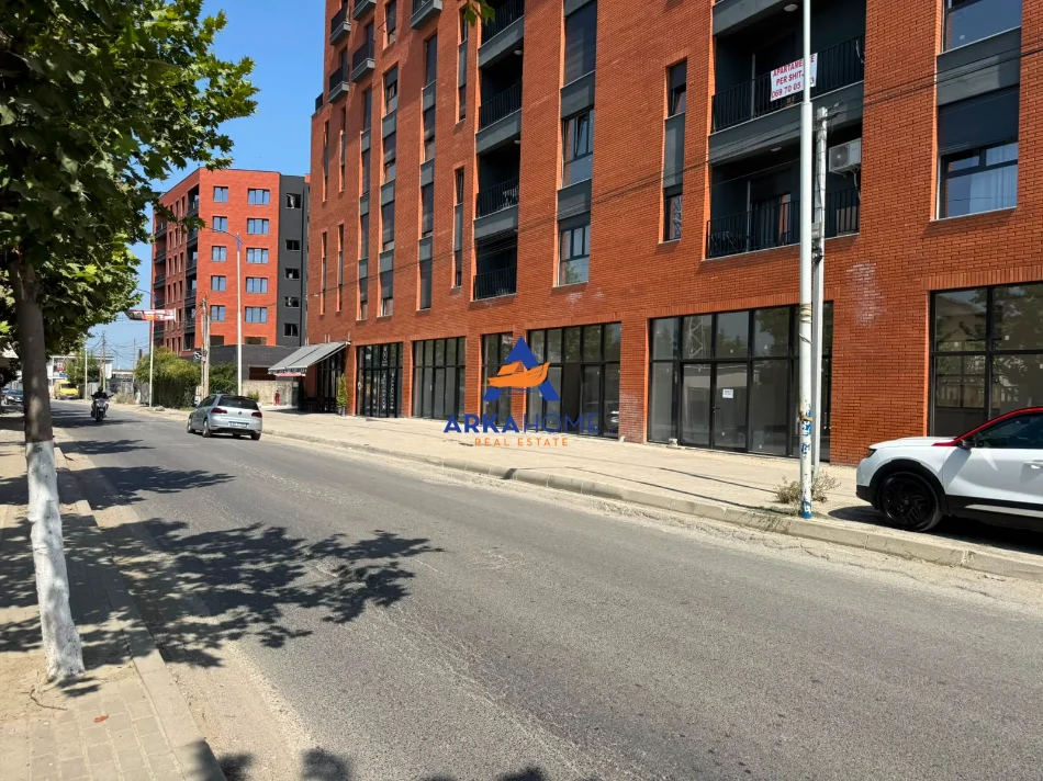Tirane, jepet me qera ambjent biznesi Kati 0, 75 m² 864 € (PASKUQAN)