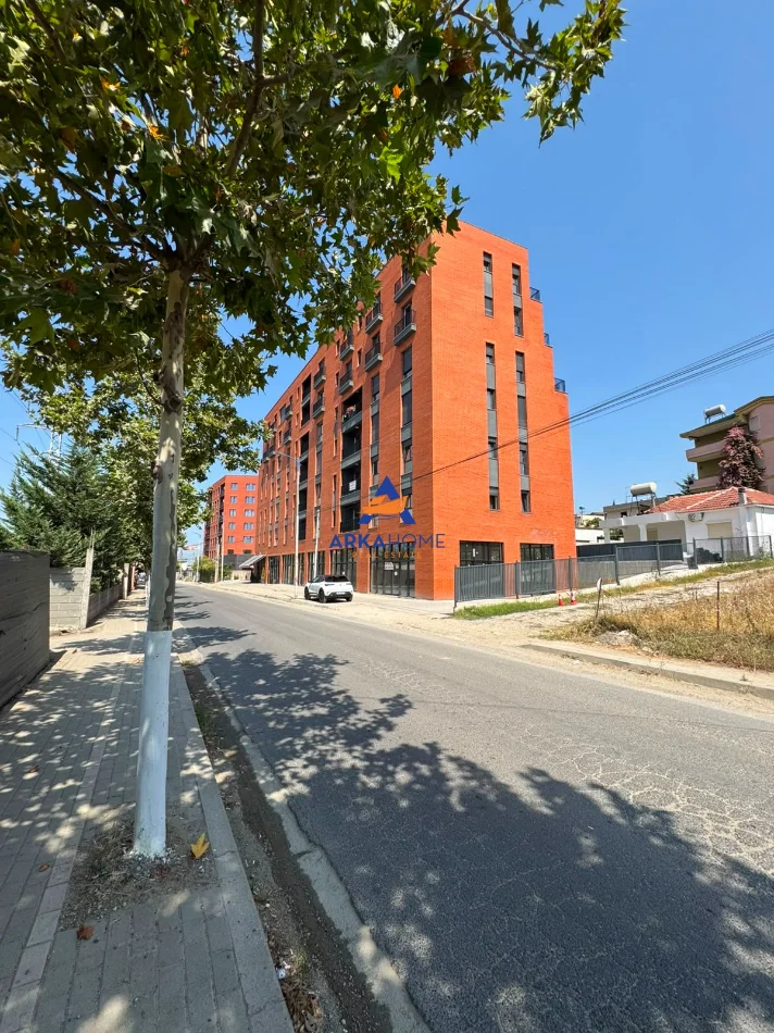 Tirane, jepet me qera ambjent biznesi Kati 0, 75 m² 864 € (PASKUQAN)
