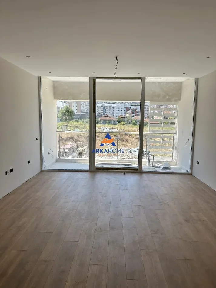 Tirane, jepet me qera zyre Kati 1, 117 m² 1.900 € (KOMUNA PARISIT)