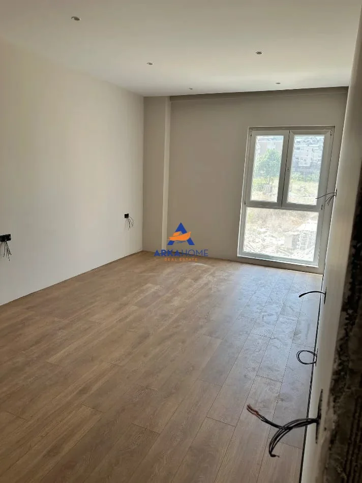 Tirane, jepet me qera zyre Kati 1, 117 m² 1.900 € (KOMUNA PARISIT)