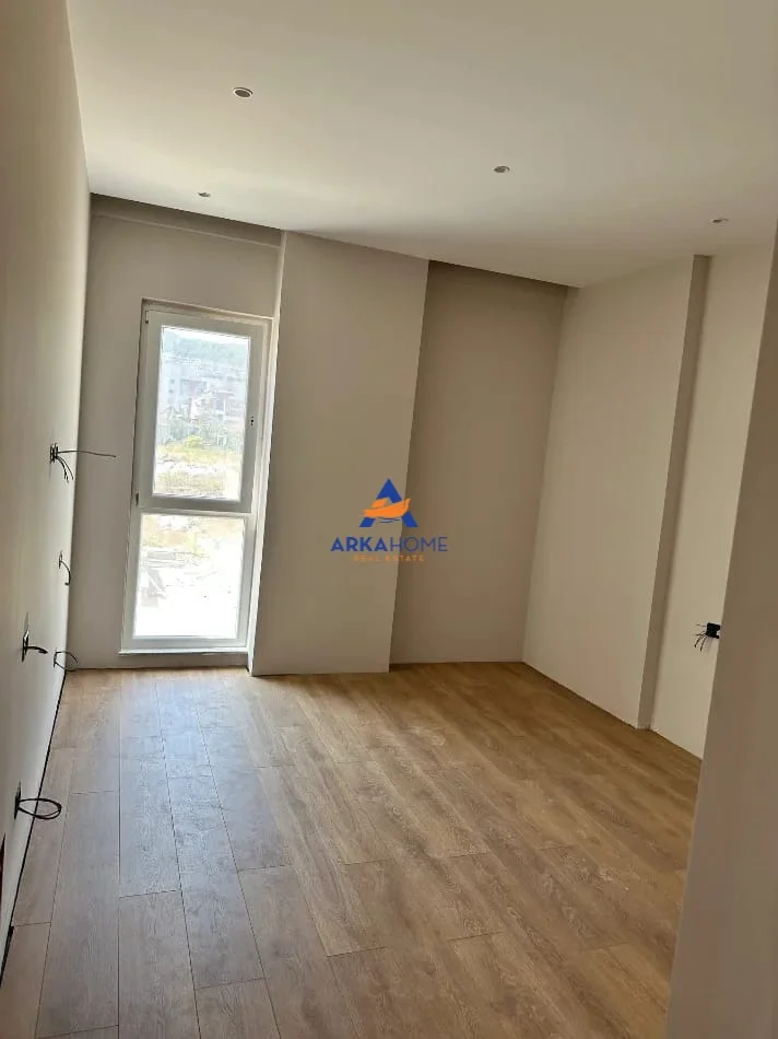 Tirane, jepet me qera zyre Kati 1, 117 m² 1.900 € (KOMUNA PARISIT)