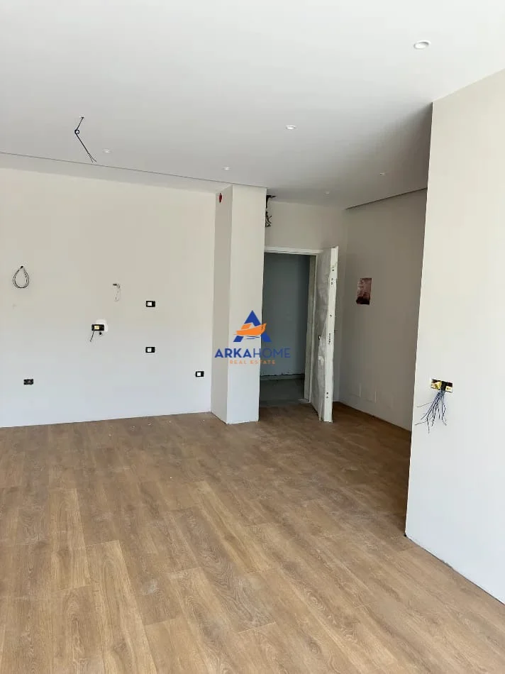 Tirane, jepet me qera zyre Kati 1, 117 m² 1.900 € (KOMUNA PARISIT)