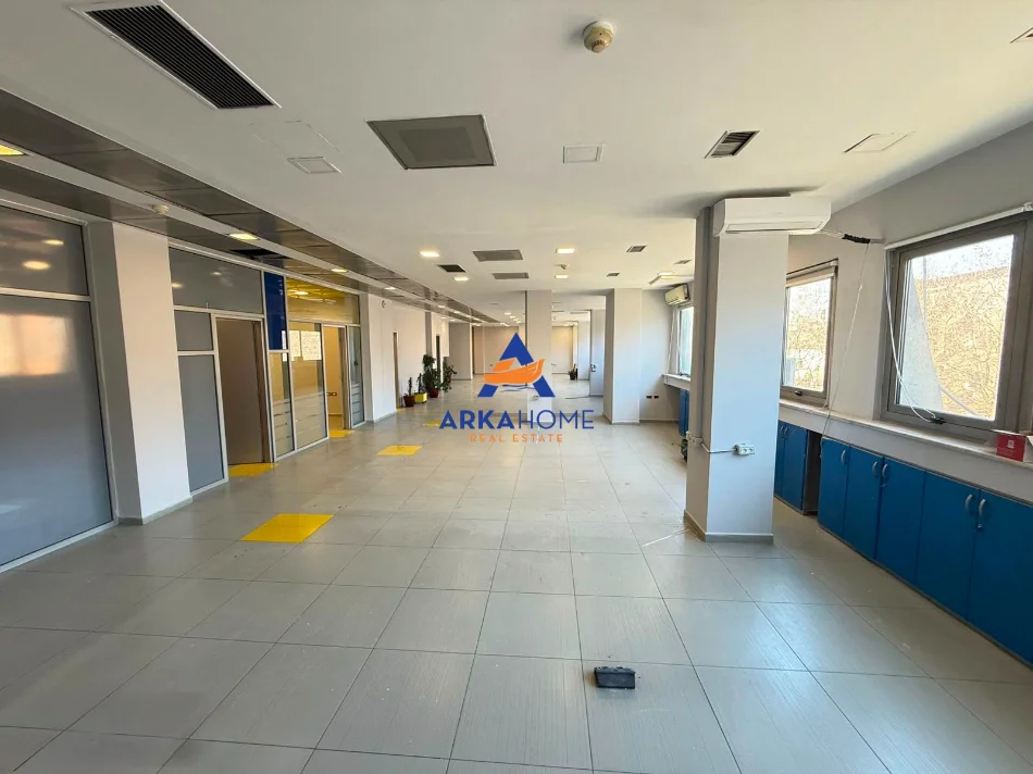 Tirane, jepet me qera ambjent biznesi Kati 2, 916 m² 16.000 € (RRUGA KAVAJES)