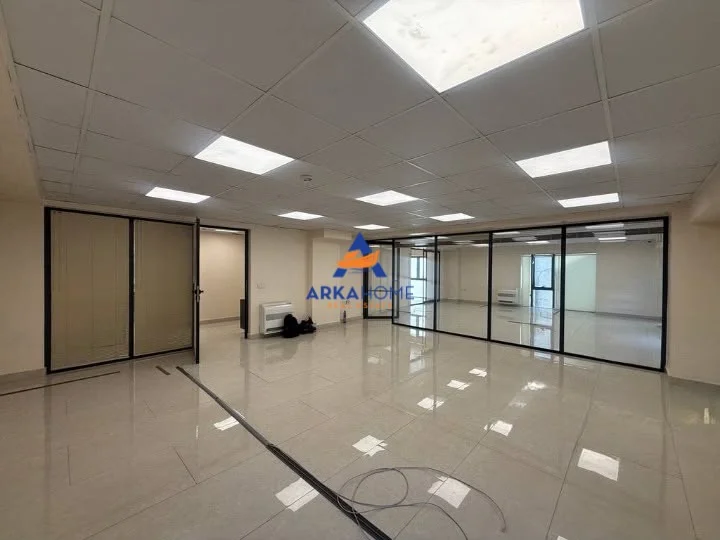 Tirane, jepet me qera ambjent biznesi Kati 3, 190 m² 2.800 € (FAKULTETI EKONOMISE)