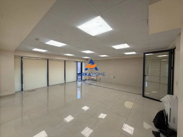 Tirane, jepet me qera ambjent biznesi Kati 3, 190 m² 2.800 € (FAKULTETI EKONOMISE)