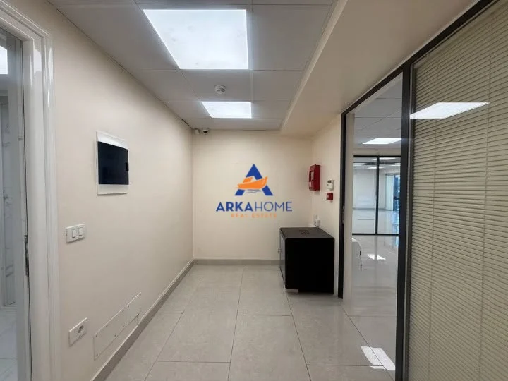 Tirane, jepet me qera ambjent biznesi Kati 3, 190 m² 2.800 € (FAKULTETI EKONOMISE)