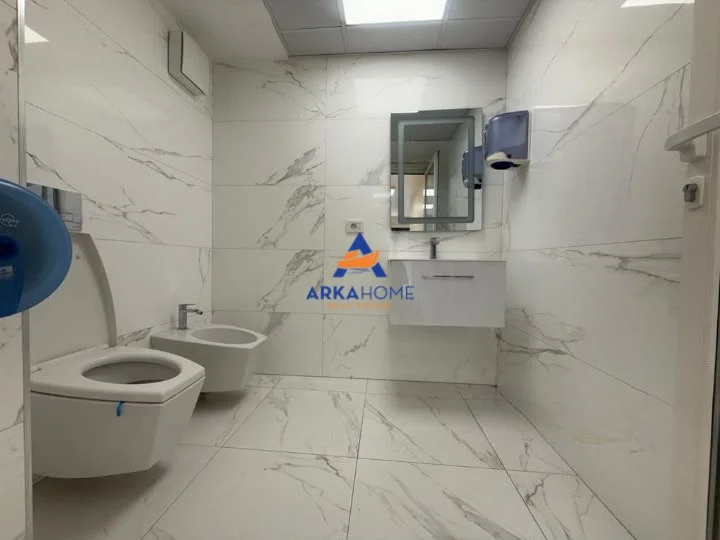 Tirane, jepet me qera ambjent biznesi Kati 3, 190 m² 2.800 € (FAKULTETI EKONOMISE)