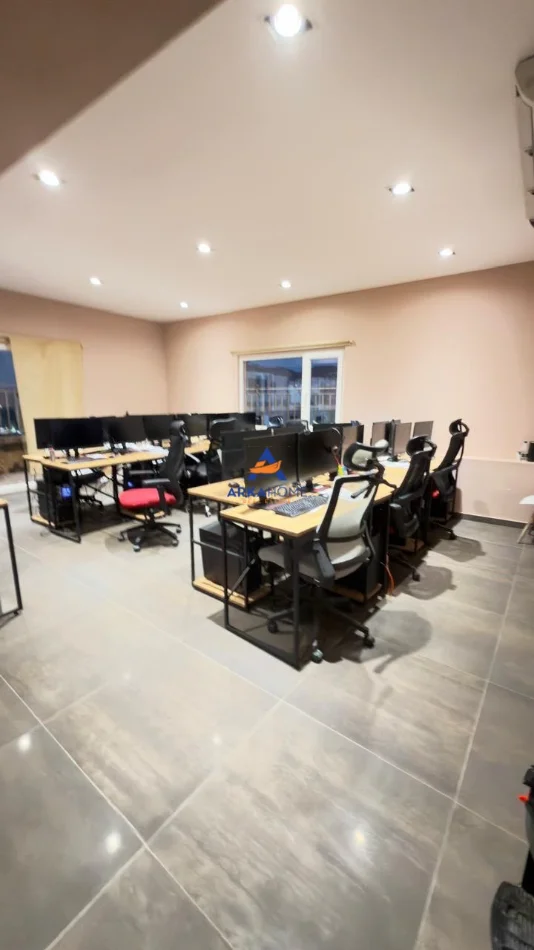 Tirane, jepet me qera ambjent biznesi Kati 14, 380 m² 4000 € (KOMUNA PARISIT)