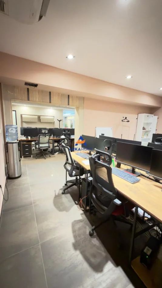 Tirane, jepet me qera ambjent biznesi Kati 14, 380 m² 4000 € (KOMUNA PARISIT)