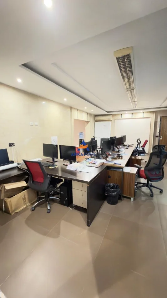 Tirane, jepet me qera ambjent biznesi Kati 14, 380 m² 4000 € (KOMUNA PARISIT)