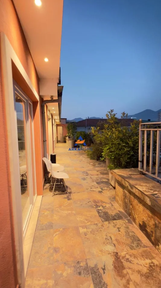 Tirane, jepet me qera ambjent biznesi Kati 14, 380 m² 4000 € (KOMUNA PARISIT)