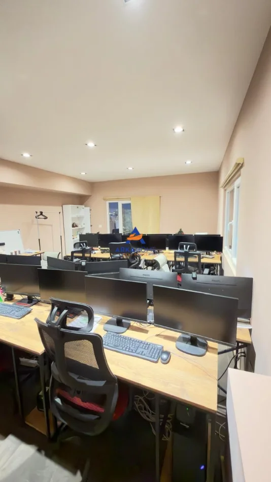 Tirane, jepet me qera ambjent biznesi Kati 14, 380 m² 4000 € (KOMUNA PARISIT)