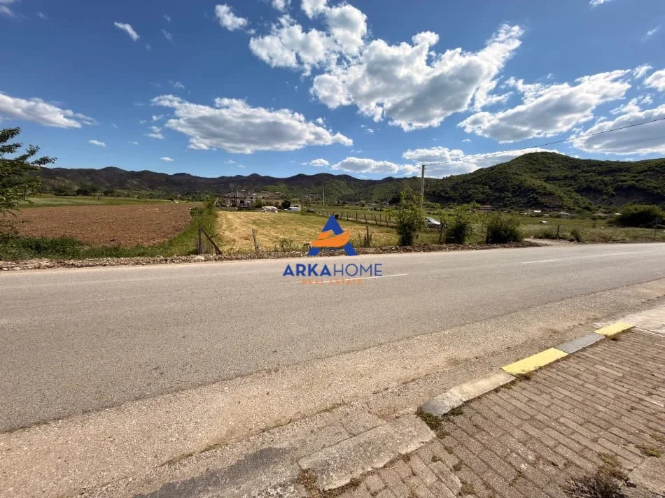 Tirane, shitet toke , 1.558 m² 151.351 € (FORTUZAJ)