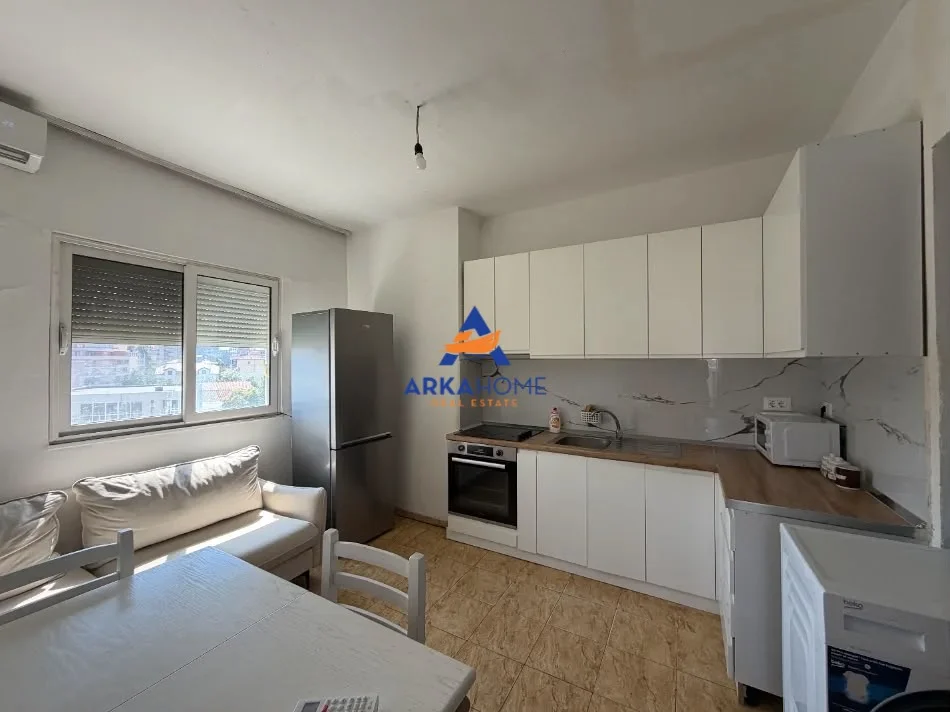 Tirane, jepet me qera apartament 2+1+Ballkon Kati 4, 70 m² 600 € 