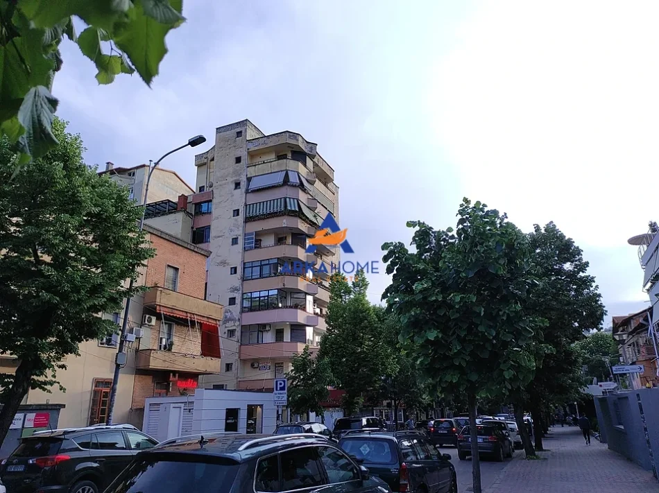 Tirane, jepet me qera magazine Kati 0, 126 m² 540 € 