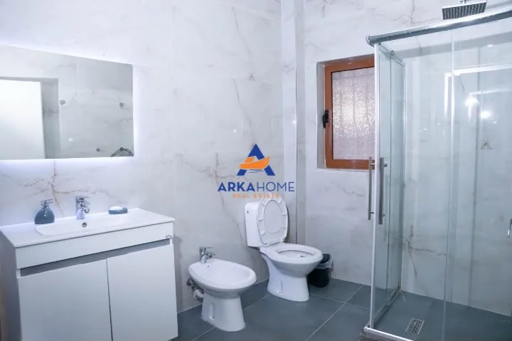 Tirane, jepet me qera apartament 2+1+Ballkon Kati 1, 100 m² 864 € 