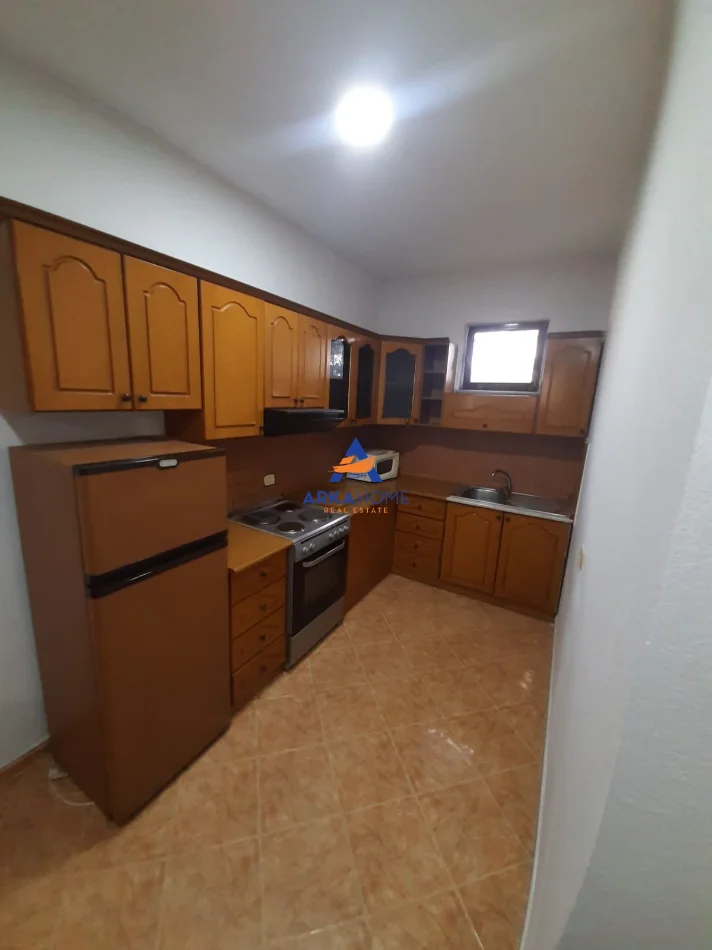 Tirane, jepet me qera vile  1+1 Kati 0, 100 m²  " 5 maji "400 €