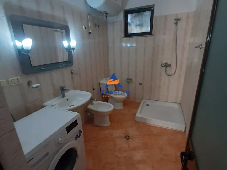 Tirane, jepet me qera vile  1+1 Kati 0, 100 m²  " 5 maji "400 €