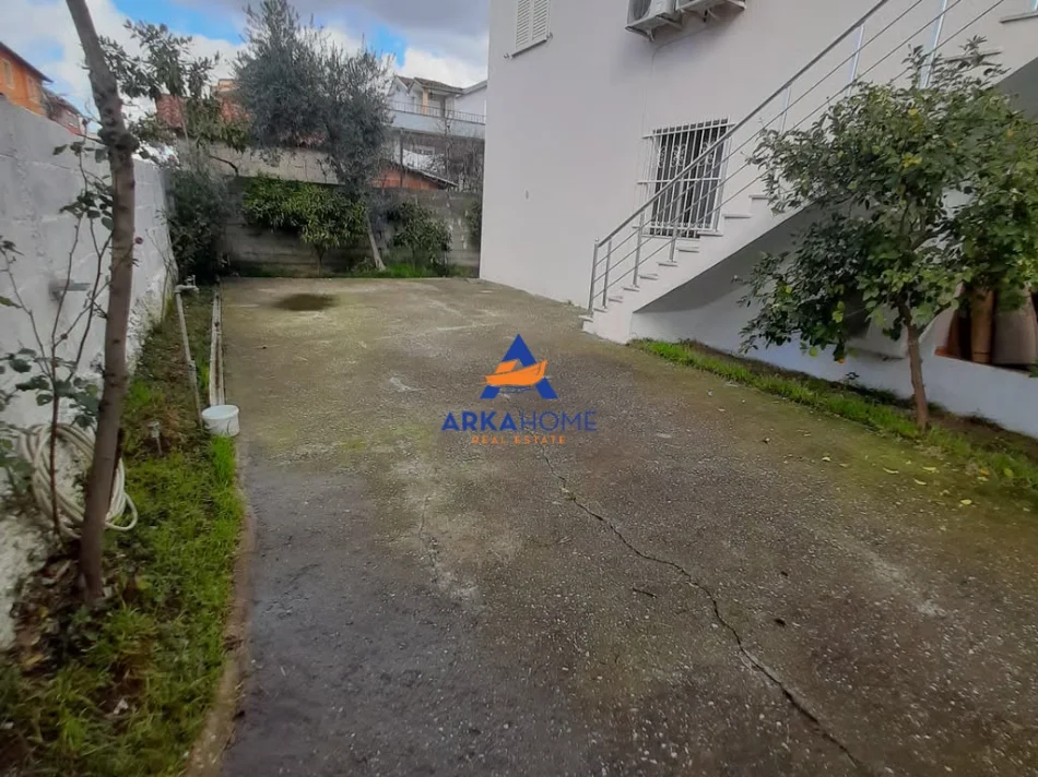 Tirane, jepet me qera vile  1+1 Kati 0, 100 m²  " 5 maji "400 €